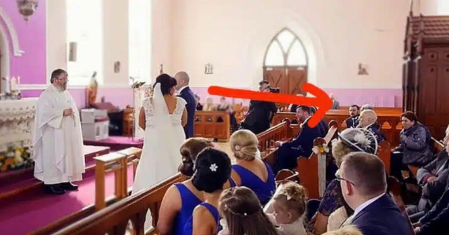 Ενώ ήταν έτοιμοι να παντρευτούν, μια φωνή διέκοψε την τελετή. Μόλις η νύφη γύρισε και είδε ποιος ήταν, την κόπηκαν τα γόνατα