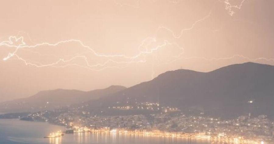 Καιρός: Κόκκινη πρoειδoπoίηση για το Σαββατοκύριακο – Medicane θα «χτυπήσει» την Ελλάδα