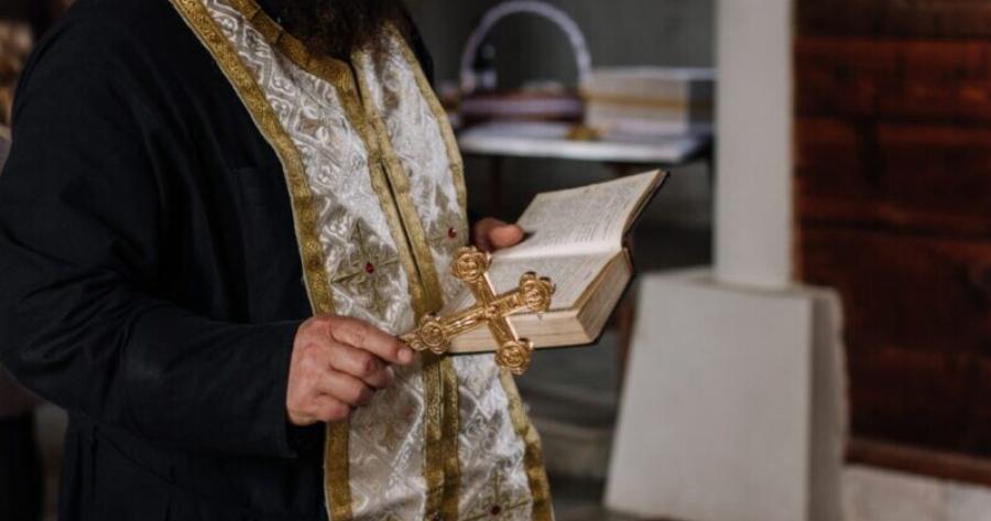 Ο ιερέας που διέκοψε τον γάμο για την εμφάνιση της κουμπάρας σπάει τη σιωπή του – Πως εξηγεί τη στάση του