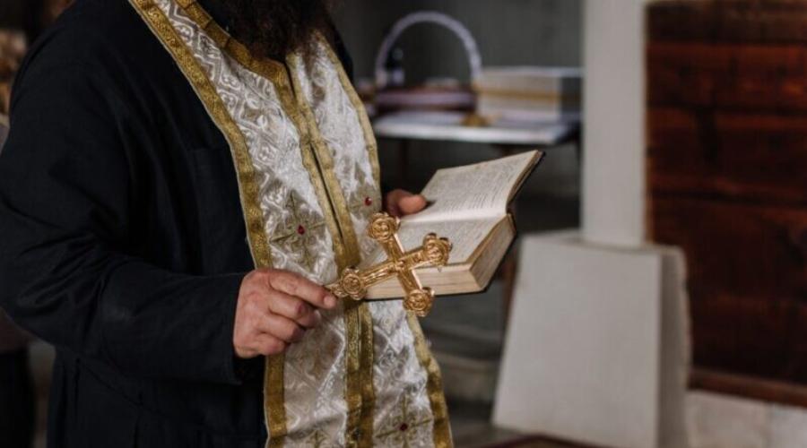 Ο ιερέας που διέκοψε τον γάμο για την εμφάνιση της κουμπάρας σπάει τη σιωπή του – Πως εξηγεί τη στάση του