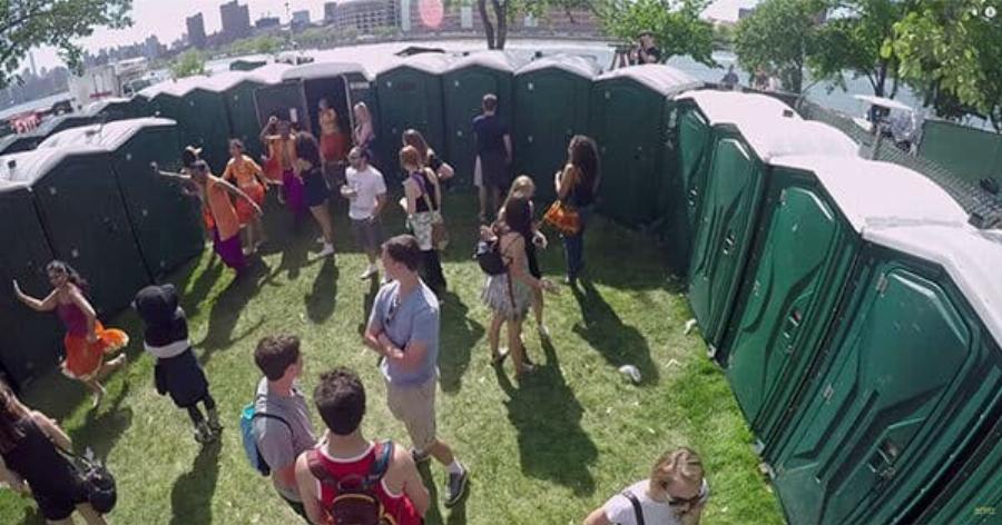 Στα άδυτα των ακόλαστων porta potty πάρτι στο Ντουμπάι – Τι λέει Ελληνίδα επιχειρηματίας