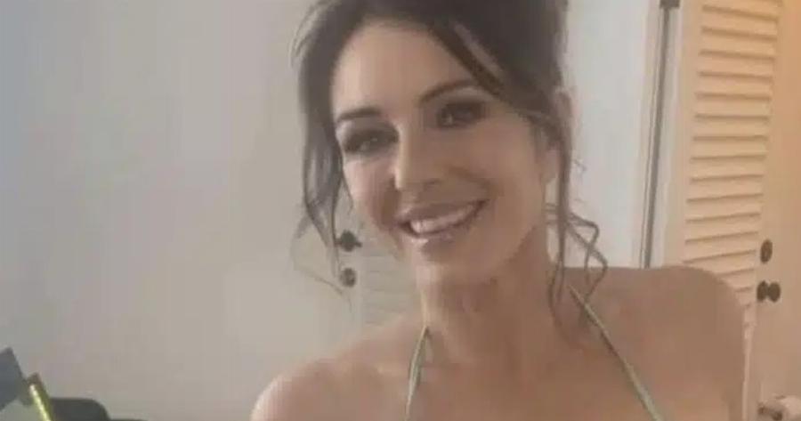 Tpελαivει το Instagram με το μαγιό της στα 59