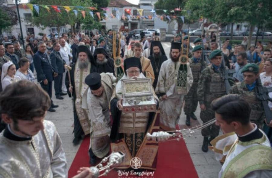 Δέος στον Βόλο: Υποδέχθηκαν το άφθαρτο χέρι της Μαρίας της Μαγδαληνής – Πλήθος κόσμου για προσκύνημα