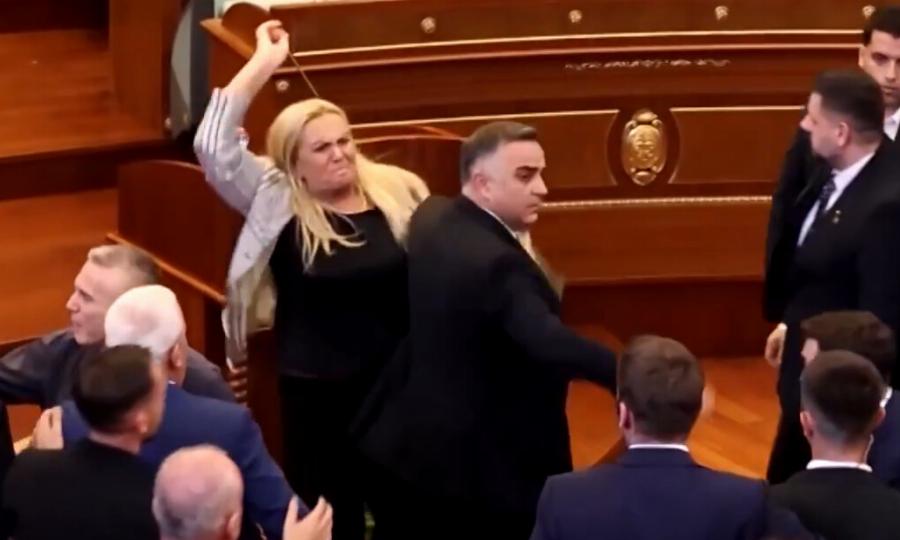 ΧΑΜΟΣ ΜΕΣΑ ΣΤΗ ΒΟΥΛΗ: ΒΟΥΛΕΥΤΗΣ ΤΗΣ ΑΝΤΙΠΟΛΙΤΕΥΣΗΣ ΠΕΤΑΞΕ ΑΥΓΑ ΣΤΟΝ ΠΡΩΘΥΠΟΥΡΓΟ – ΠΑΝΙΚΟΣ ΣΤΗΝ ΑΙΘΟΥΣΑ