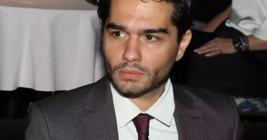 Χρήστος Μάστορας: Τραγούδησε στους αστυνομικούς “εγώ δεν ζω γονατιστός είμαι της γερακίνας γιος” και γκάζωσε