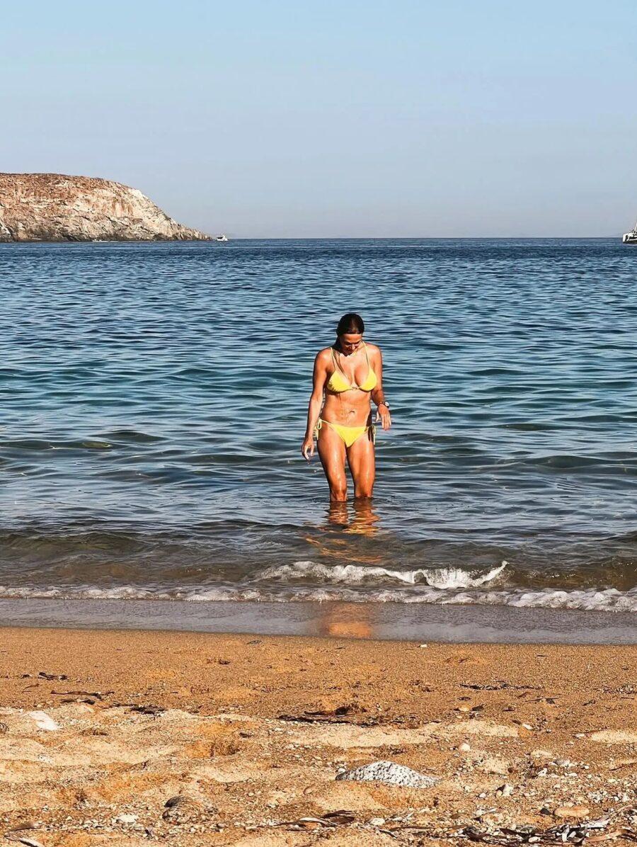 Δεν τη νοιάζει τι θα πει ο ένας κι ο άλλος…: Η Έλλη Κοκκίνου ανέβασε στα 55 αρετουσάριστη φώτο με Mπικivι και δείχνει το αληθινό της σώμα