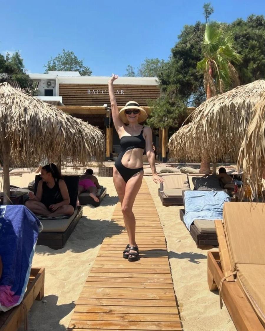 Ειναι 57 χρονών, είναι Ελληνίδα γυναικάρα, έχει σώμα αγάλματος και βάζει κάτω 20αρες για «πρωινό»