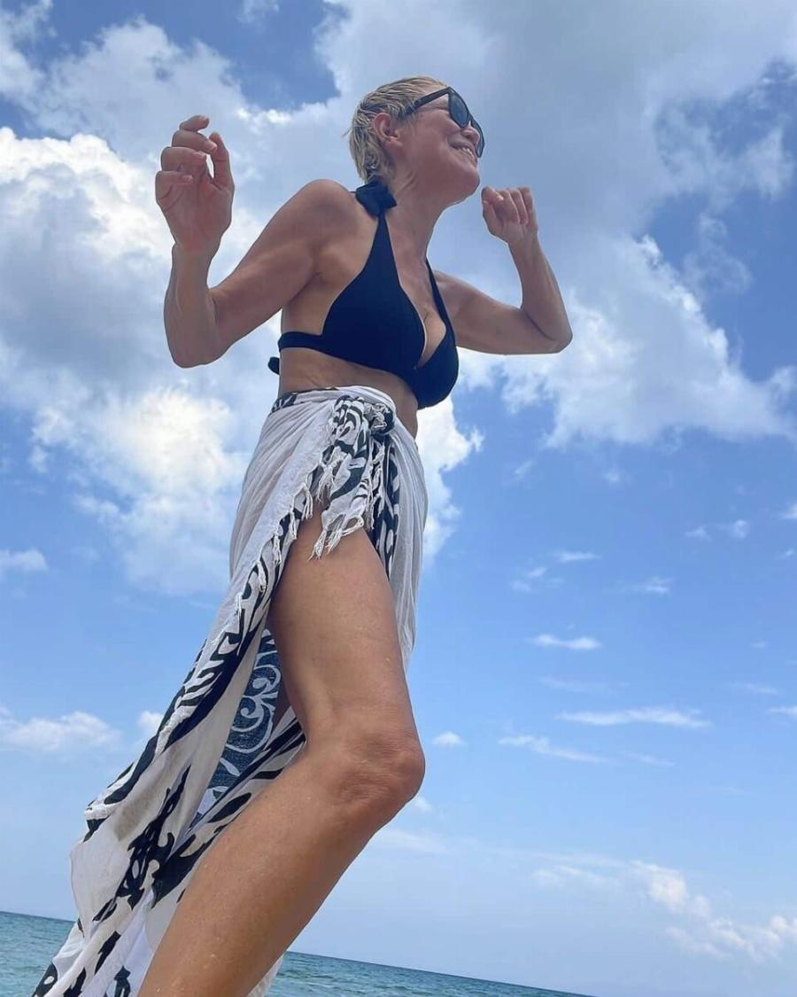 Ειναι 57 χρονών, είναι Ελληνίδα γυναικάρα, έχει σώμα αγάλματος και βάζει κάτω 20αρες για «πρωινό»