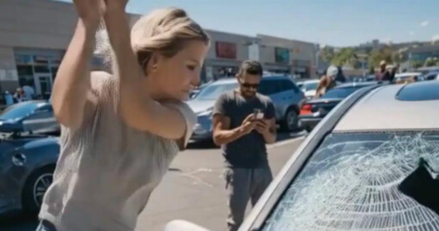 Έσπασα το τζάμι του αυτοκινήτου ενός αγνώστου για να σώσω έναν σκύλο — και τότε συνέβη κάτι εντελώς απρόσμενο.