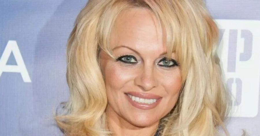 Η Πάμελα Άντερσον φέρνει τα πράγματα σε ένα νέο επίπεδο και γίνεται ένα αιώνιο είδωλο