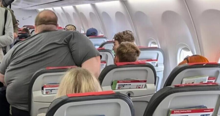 Μια αεροσυνοδός προσπάθησε να κατεβάσει έναν άνδρα από το αεροπλάνο λόγω του βάρους του: αλλά τότε έκανε κάτι απροσδόκητο.