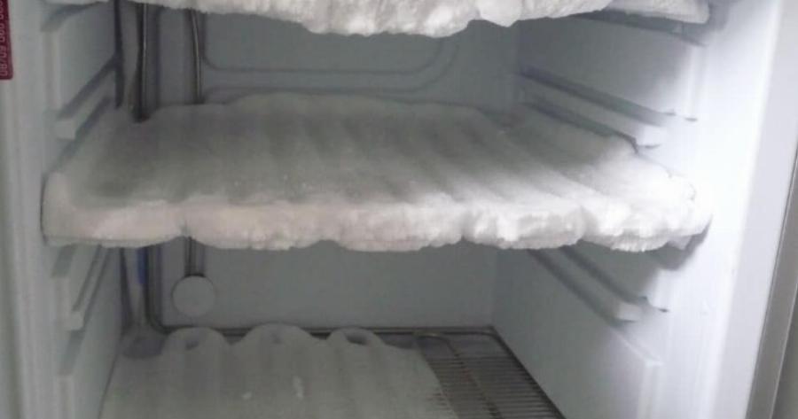 Ο πανέξυπνος τρόπος για να απομακρύνετε τον πάγο από την κατάψυξη και να τη δείτε ξανά σαν καινούργια