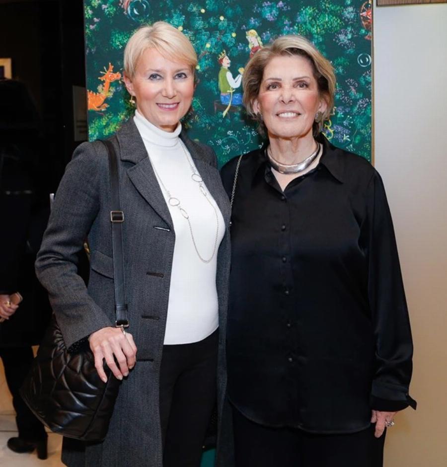 Τη συνόδευσε ο 20χρονος γιος της: Ήταν η πιο σικάτη απ’ όλες – Η Νατάσα Παζαΐτη πήγε έτσι σε έκθεση κι άστραψαν τα φλας