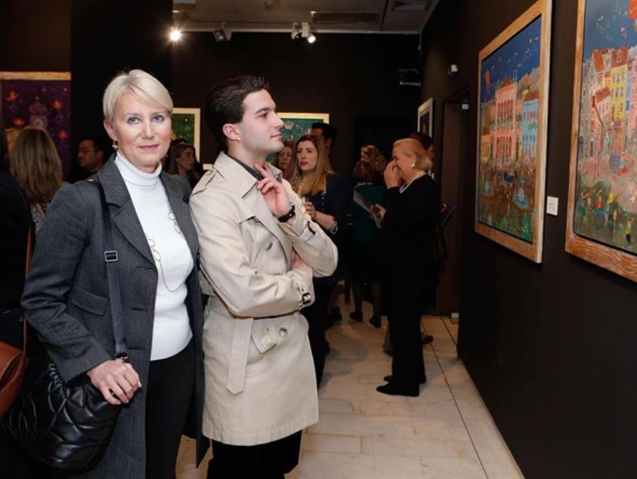 Τη συνόδευσε ο 20χρονος γιος της: Ήταν η πιο σικάτη απ’ όλες – Η Νατάσα Παζαΐτη πήγε έτσι σε έκθεση κι άστραψαν τα φλας