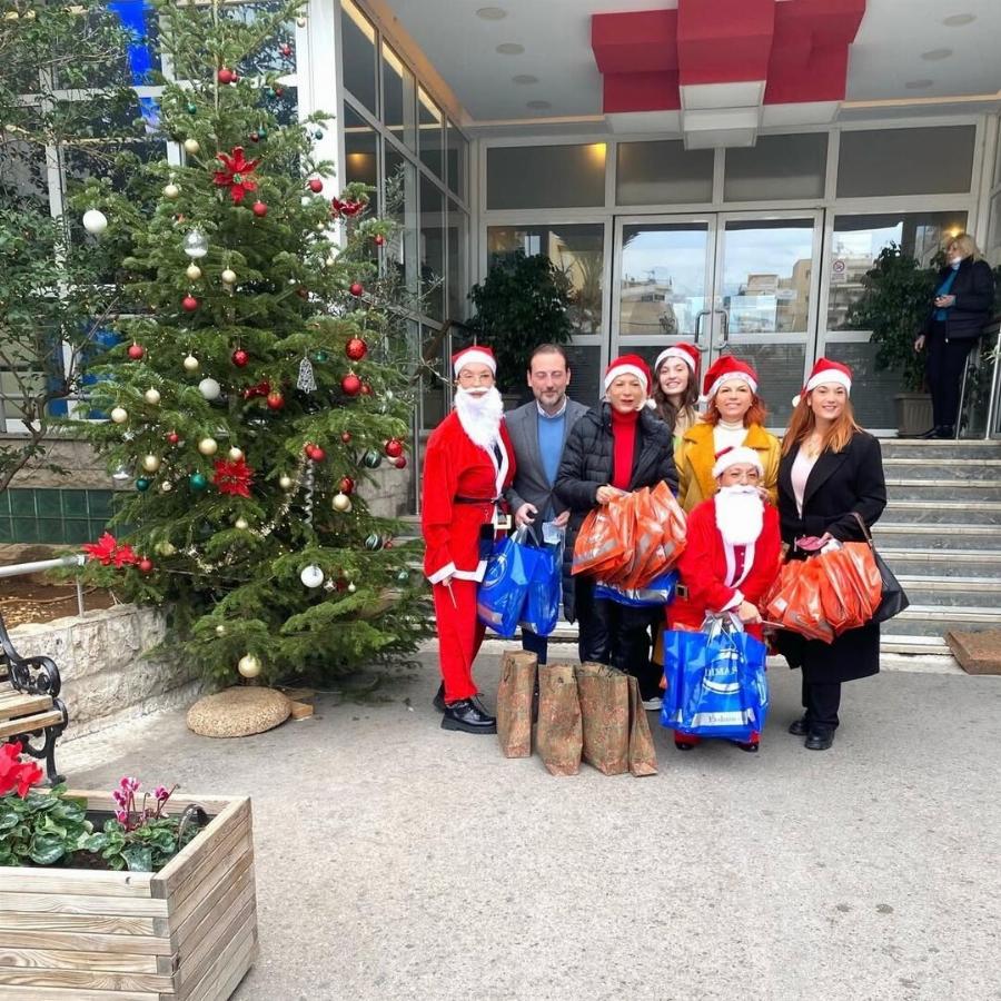 Βάνα Μπάρμπα: Ντύθηκε Άγιος Βασίλης και μοίρασε δώρα σε ασθενείς στο Νοσοκομείο Μεταξά – Βίντεο και φωτογραφίες