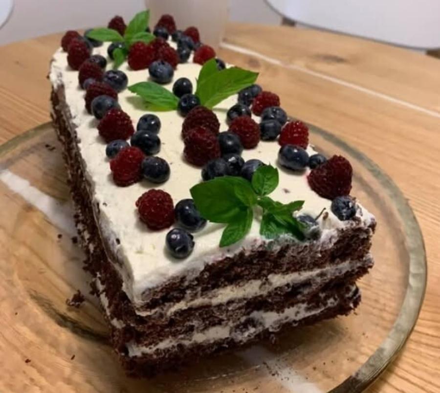 Το σοκολατένιο κέικ με κρέμα που γίνεται σε 30 λεπτά – Αφράτο σαν τούρτα ζαχαροπλαστείου