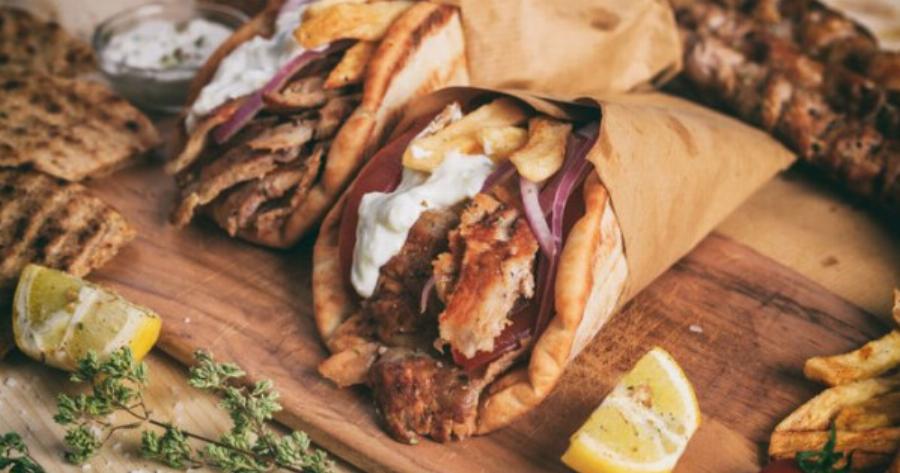 Δυσάρεστα νέα για εκατομμύρια Έλληνες: Πάει στα 4,5 ευρώ το σουβλάκι