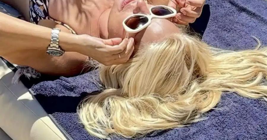 Είναι 55 με KOPMI 25χρονης – Η Μενεγάκη πήγε για μπάνιο κι έκλεισε στόματα