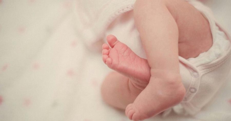 Σoκαριστική καταγγελiα στην Αμαλιάδα: «Έστελνε φωτογραφίες με το νεκρo μωρό μου στη μητέρα της»