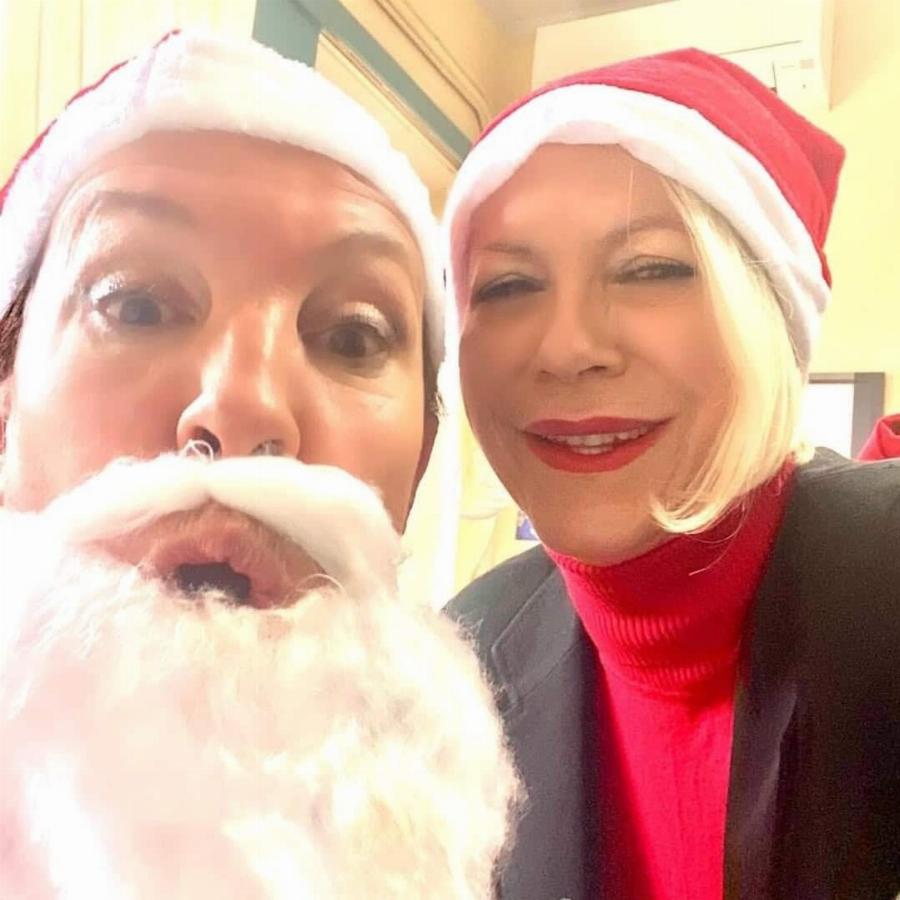 Βάνα Μπάρμπα: Ντύθηκε Άγιος Βασίλης και μοίρασε δώρα σε ασθενείς στο Νοσοκομείο Μεταξά – Βίντεο και φωτογραφίες