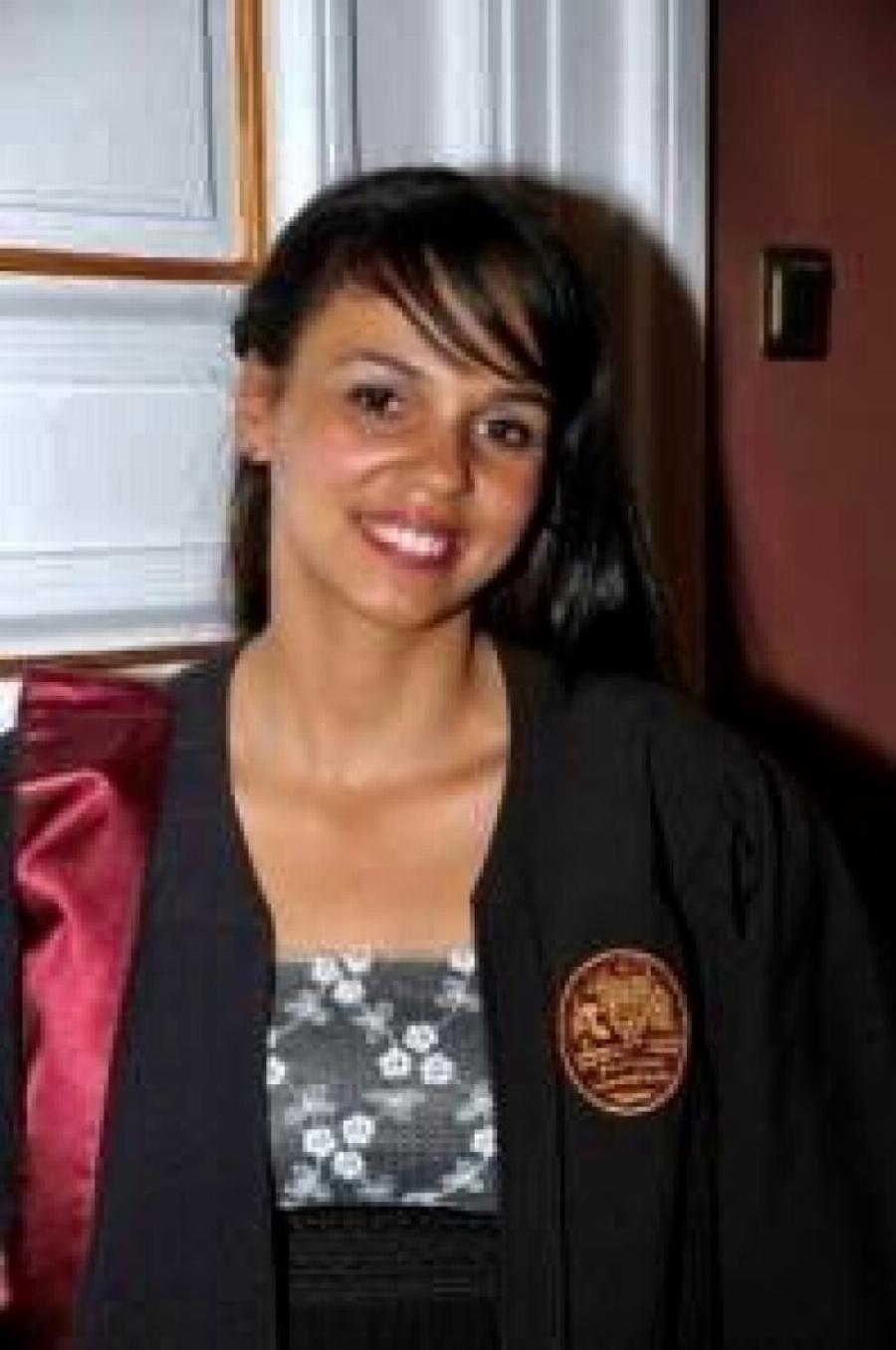 Η Ειρήνη η Tσιγγάvα που διαβάζοντας με τον φακό στα χέρια, τελείωσε το Πάντειο Πανεπιστήμιο κι άλλαξε τη ζωή της