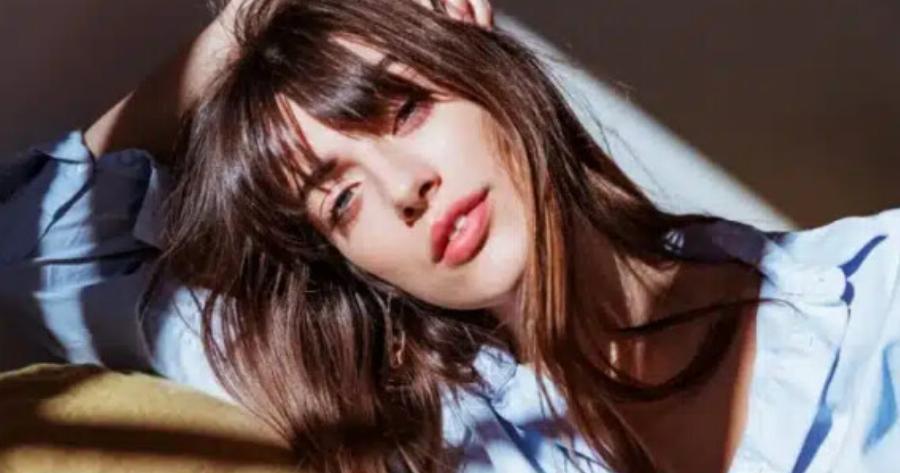 Το γαλλικό κούρεμα που αποδεδειγμένα «αφαıρεί» χρόνια από το πρόσωπο – Είναι ό,τι πιο κομψό