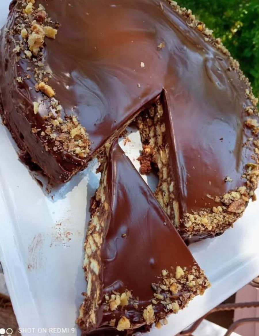 Η τούρτα κορμός που βγήκε πρώτη σε διαγωνισμό – Με μπισκότα και σοκολάτα που λιώνει στο στόμα!