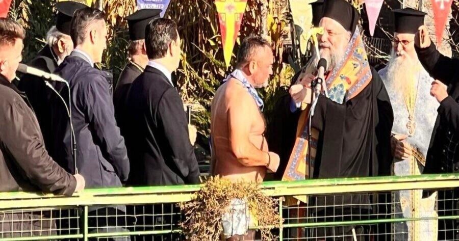 «Δάκρυσε» & ο Χριστός: Έπιασε τον Σταυρό και το αφιέρωσε στην κόρη του που βγήκε ζωντανή από το δυστύχημα στα Τέμπη