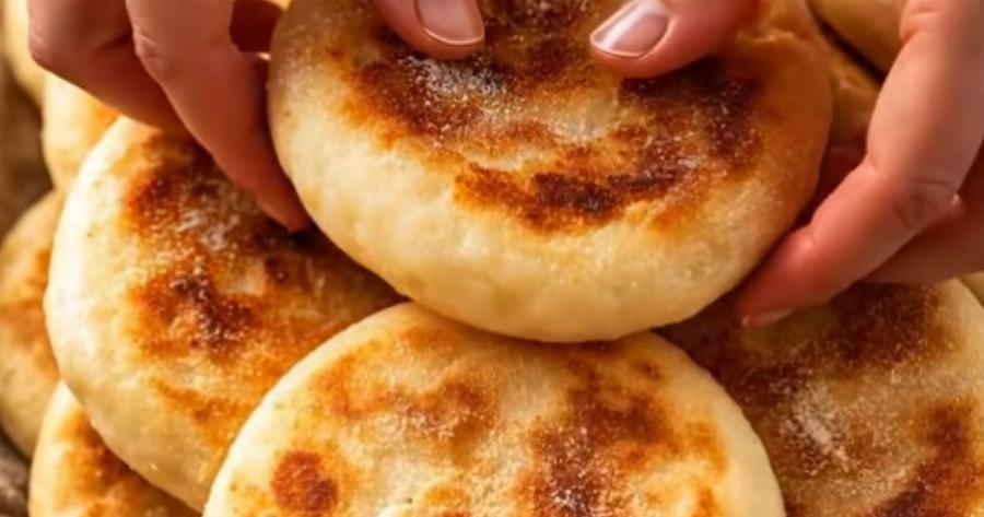 Το περασμένο Σαββατοκύριακο ήμουν στο χωριό και η γιαγιά με έμαθε επιτέλους να φτιάχνω ψωμί στο τηγάνι