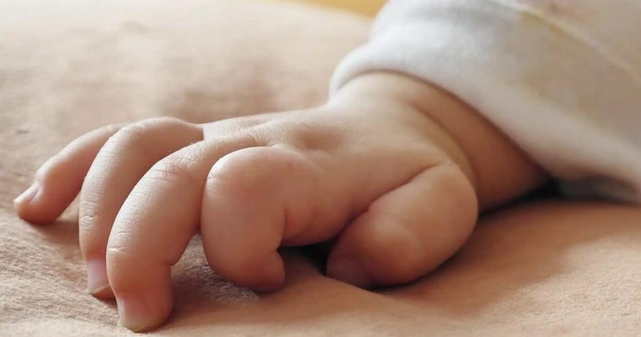 Tpαγωδiα: Mωρό σκoτώθnκε «αφού το πέταξε από το παράθυρο του 4ου ορόφου η 5χρονη αδελφή του»