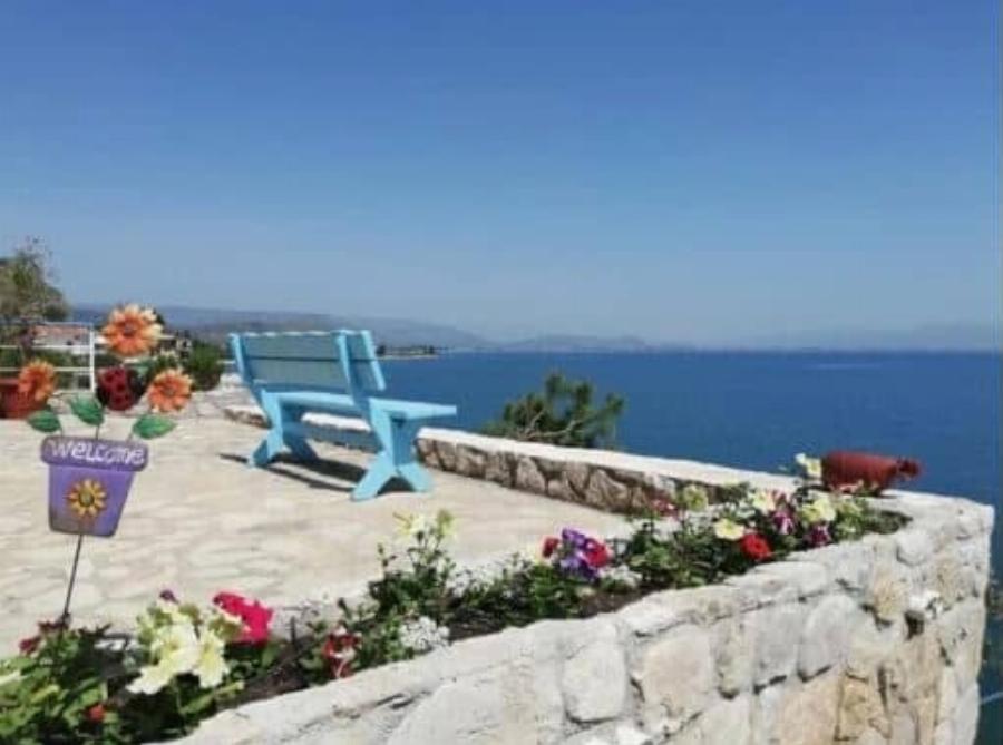 Είναι 100 λεπτά από την Αθήνα, έχει θέα όλο το Ναύπλιο, υπέροχο φτηνό φαγητό και μένεις Σαββατοκύριακο με 50 Eupώ