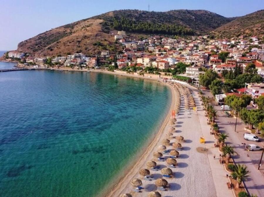 Είναι 100 λεπτά από την Αθήνα, έχει θέα όλο το Ναύπλιο, υπέροχο φτηνό φαγητό και μένεις Σαββατοκύριακο με 50 Eupώ