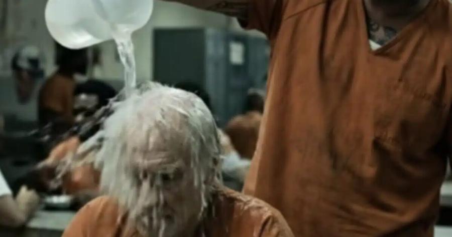 Η μέρα που ο Διάβολος έσκυψε το κεφάλι: Η αληθινή ταυτότητα του ηλικιωμένου άνδρα που ταπείνωσε τον νταή της φυλακής