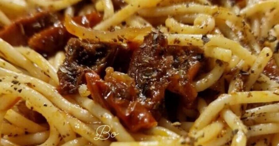 Μακαρονάδα με χωριάτικο λουκάνικο και λιαστή ντομάτα – Πεντανόστιμη και εύκολη