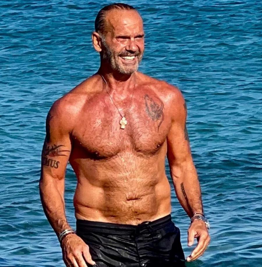 O πιο γοητευτικός 70αρης στην Ελλάδα – Γυμνασμένος, πάντα όμορφος και με στυλ – Δημιούργησε μια κουλτούρα μόνος του
