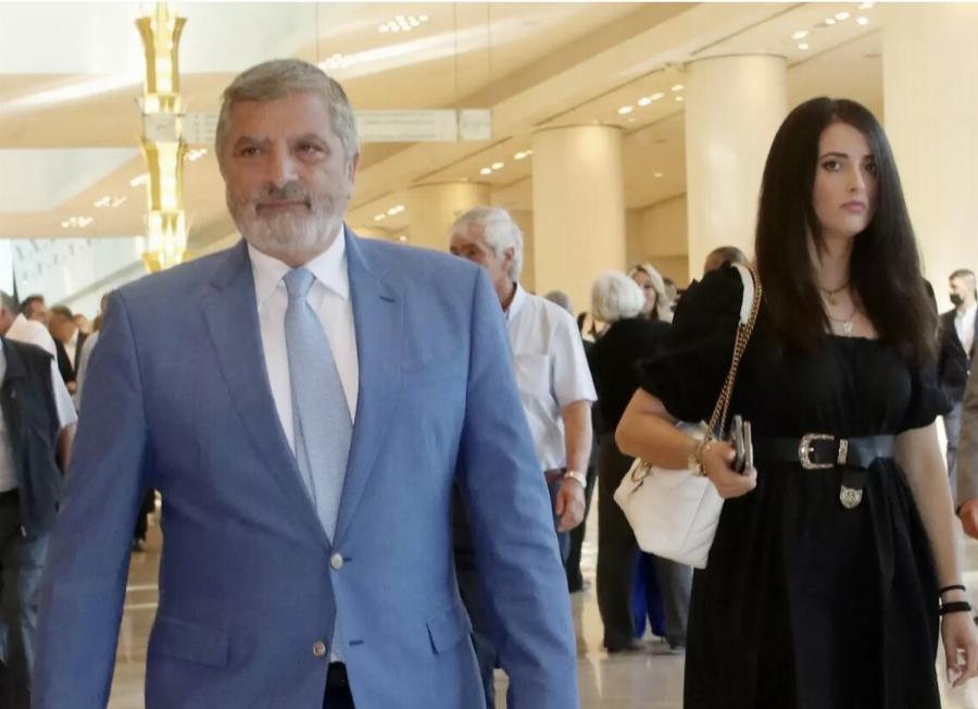 Πατέρας για δεύτερη φορά ο Γιώργος Πατούλης – Έγκυος η κατά 30 χρόνια μικρότερη καλλονή σύντροφός του – Αυτή είναι