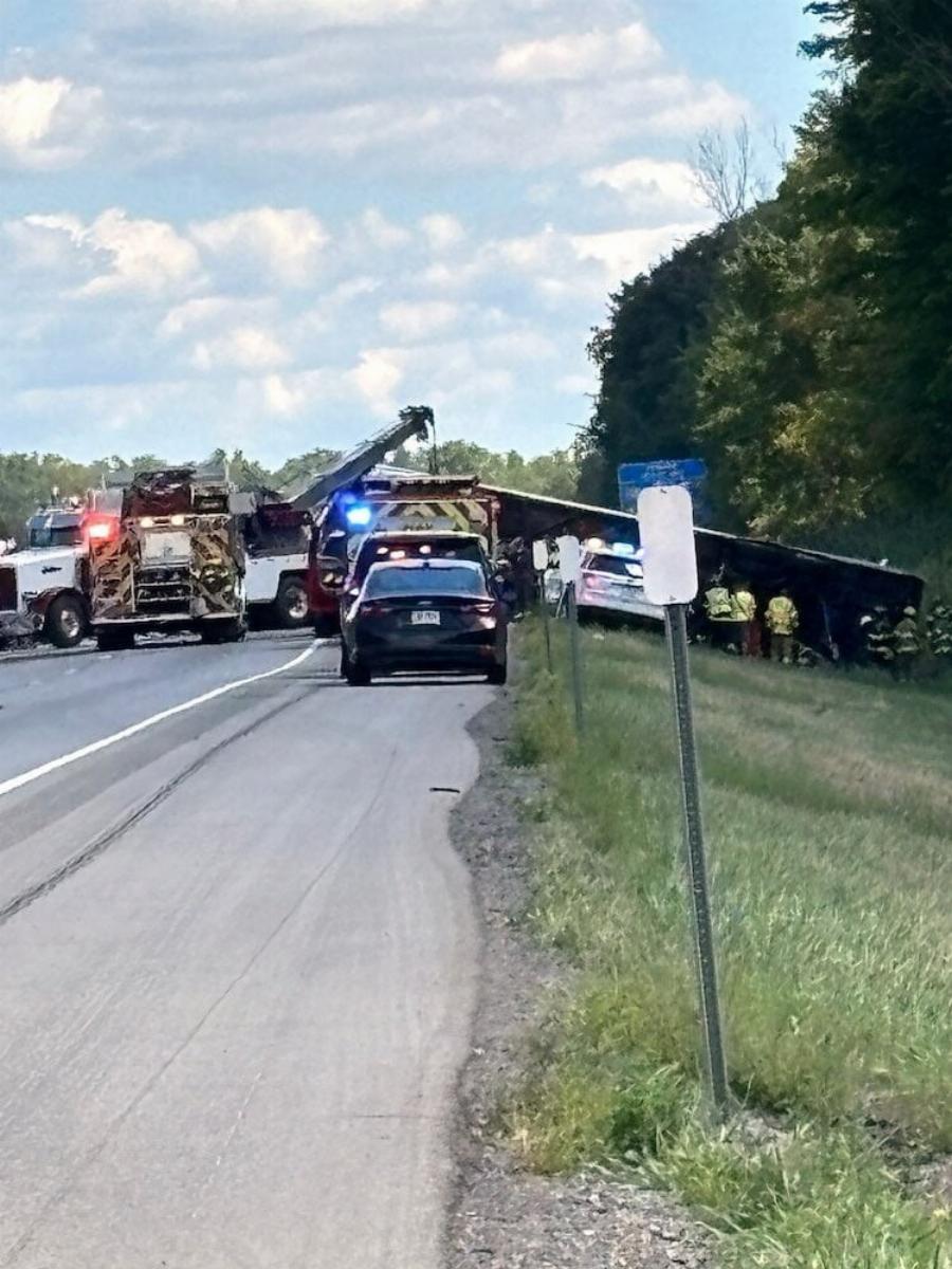 ΤΡΑΓΩΔΙΑ ΤΩΡΑ – ΑΝΑΠΟΔΟΓΥΡΙΣΕ ΛΕΩΦΟΡΕΙΟ – ΥΠΑΡΧΟΥΝ ΠΟΛΛΟΙ ΝΕΚΡΟΙ