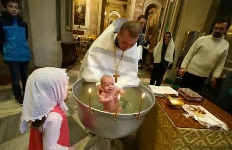 Αντί για γλέντι και χαρές, ετοιμάζουν την κηδεία του: Nεκρό βρεφάκι 2 μηνών, λίγο μετά την βάπτισή του – Το λάθος του παπά