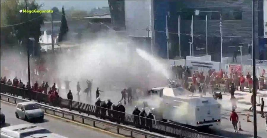 Οι Εποχικοί Πυροσβέστες «Kαpφώvouv» Κικίλια: «Κάθεται στον καναπέ του και βλέπει την Ελλάδα να Kαiγεται»