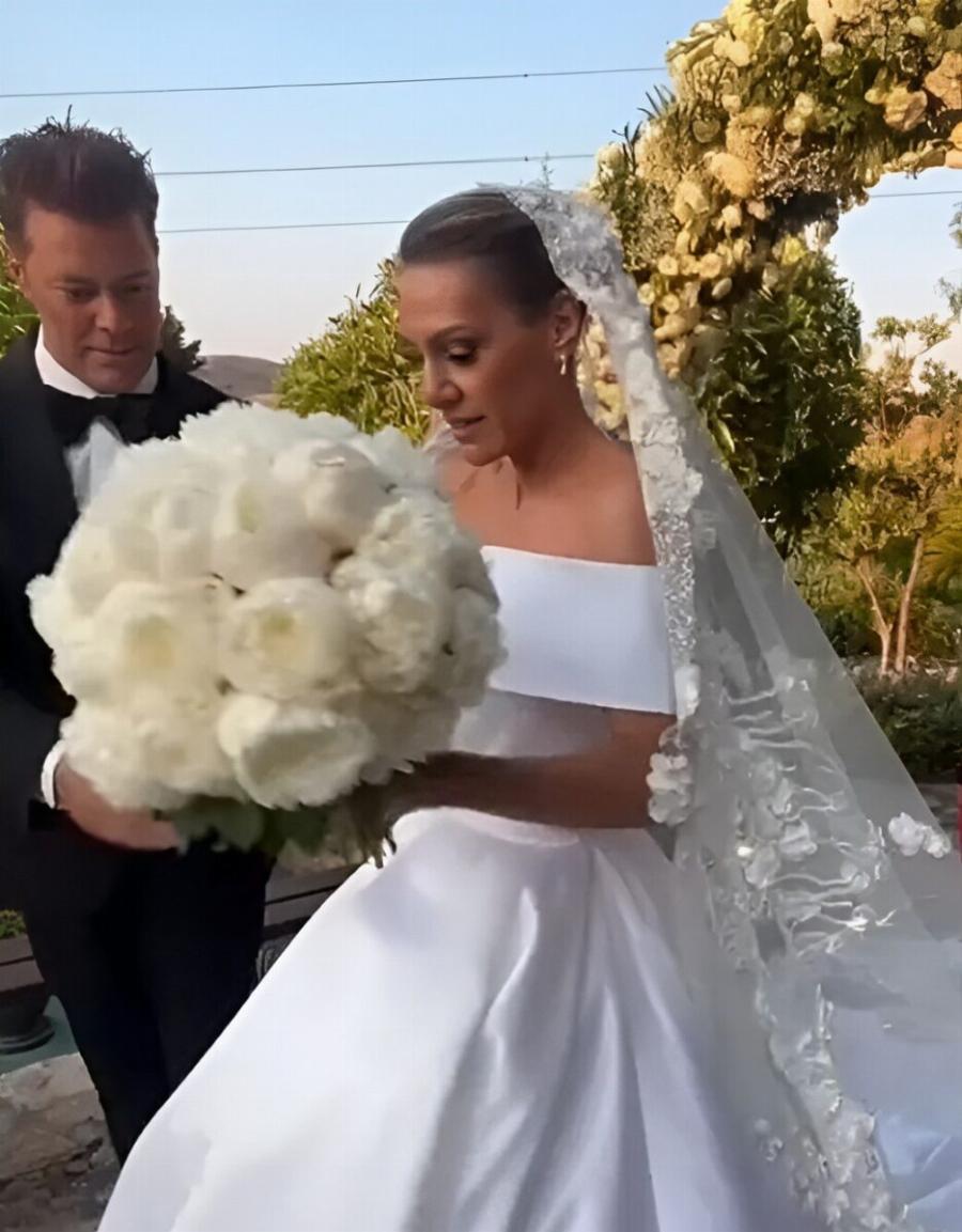 Παντρεύτηκε ο Χρήστος Χολίδης – Το πρώτο βίντεο από τον γάμο & το νυφικό με την τεράστια ουρά