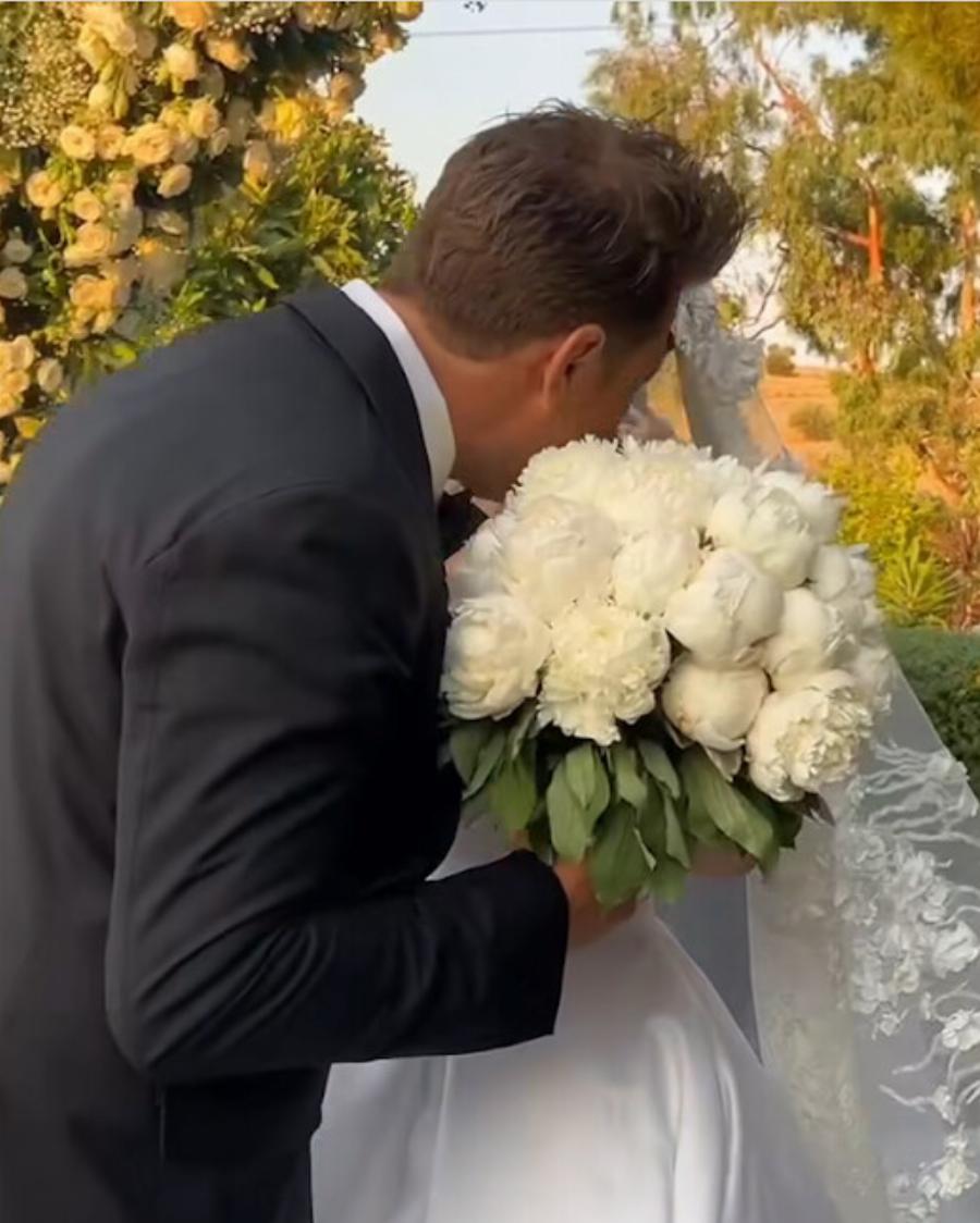 Παντρεύτηκε ο Χρήστος Χολίδης – Το πρώτο βίντεο από τον γάμο & το νυφικό με την τεράστια ουρά