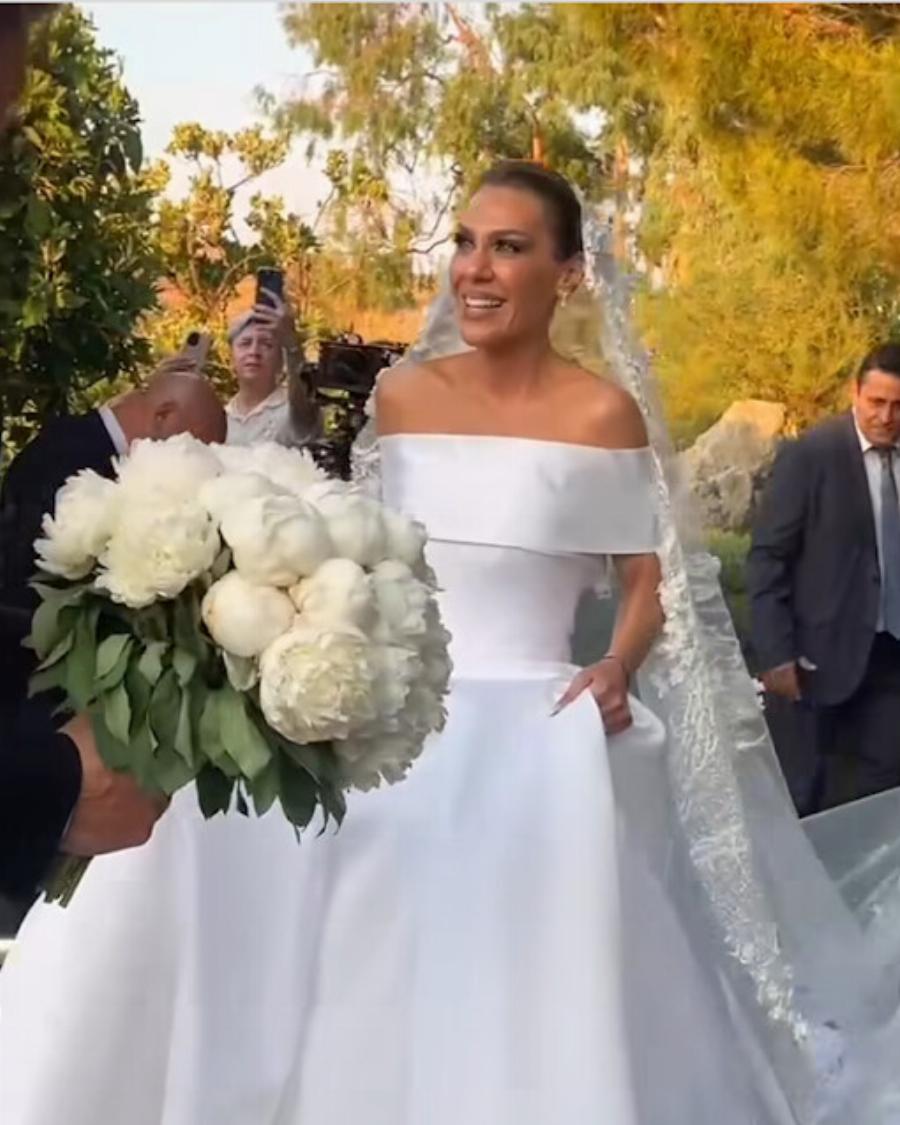 Παντρεύτηκε ο Χρήστος Χολίδης – Το πρώτο βίντεο από τον γάμο & το νυφικό με την τεράστια ουρά