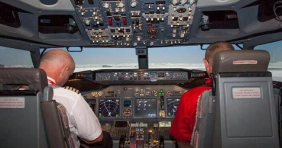 Πιλότος σε πτήση  λιποθύμησε στον αέρα – Αναγκαστική προσγείωση και 12 ασθενοφόρα στο σημείο