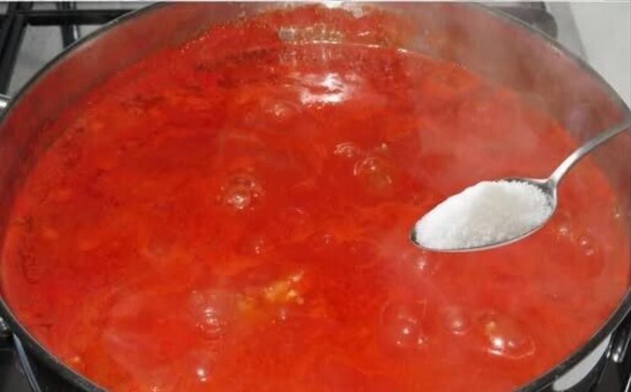 Σπιτική σάλτσα ντομάτας με λίγα υλικά – τέλεια κάθε φορά