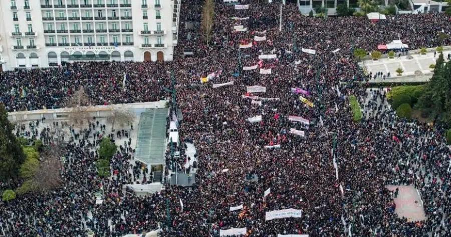 Τέμπη: Γιατί η συγκέντρωση στην Πλατεία Συντάγματος ήταν η μεγαλύτερή της μεταπολίτευσης – Η εκτίμηση Μπελαβίλα