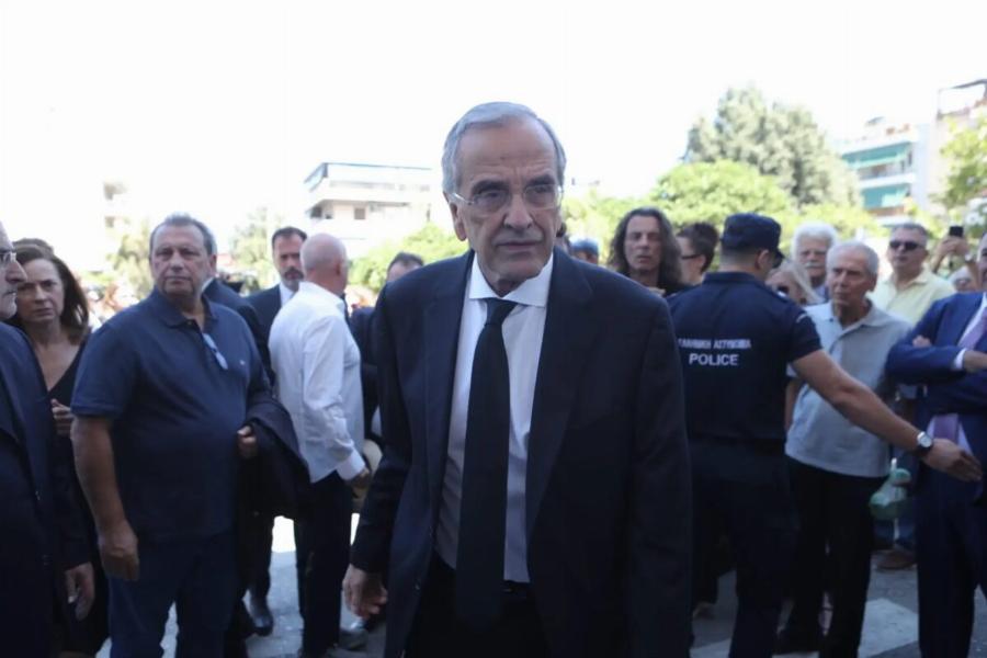 Θρήνος στην κηδεία της Λένας Σαμαρά – Συντετριμμένοι ο Αντώνης Σαμαράς και η σύζυγός του Γεωργία