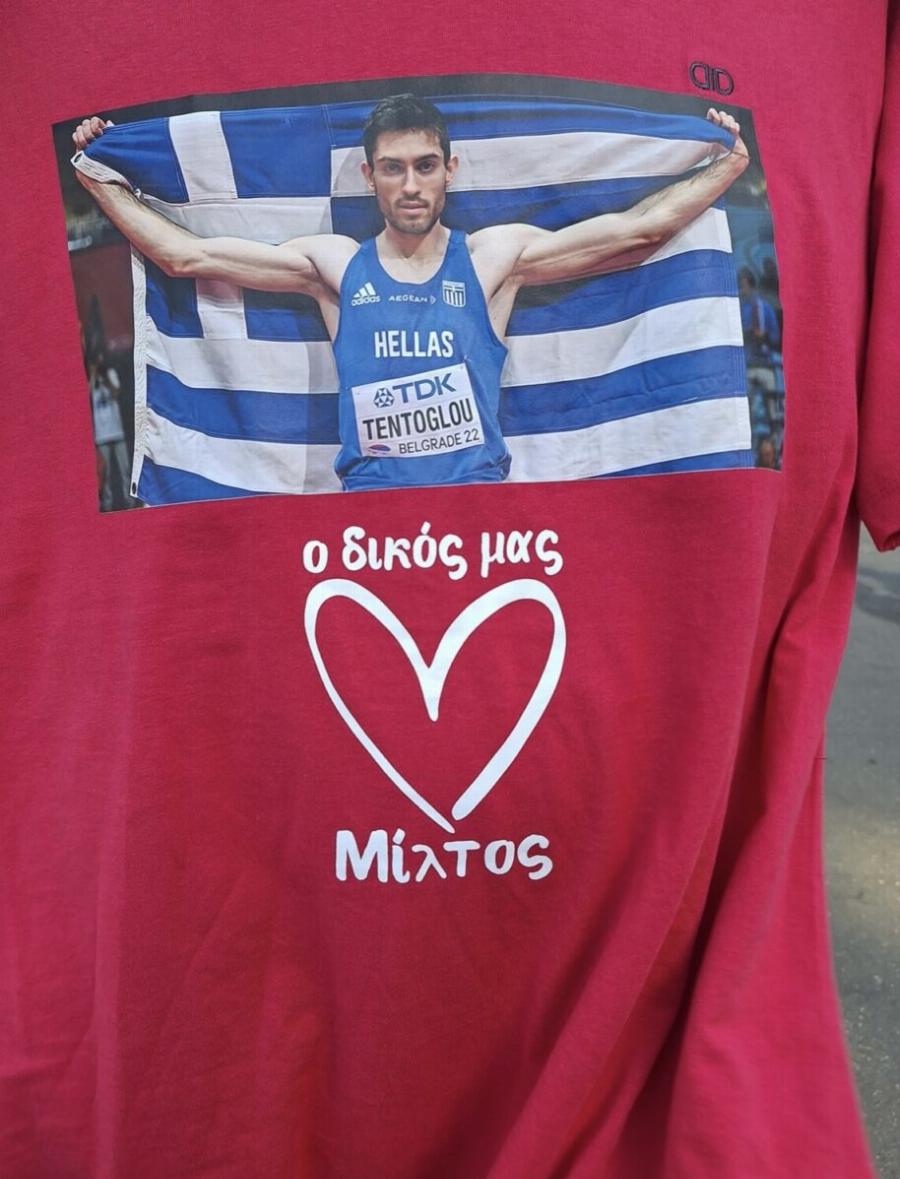 Μίλτος Τεντόγλου: Στο Παρίσι ο παππούς, η γιαγιά και όλη του η οικογένεια με τρομερά μπλουζάκια