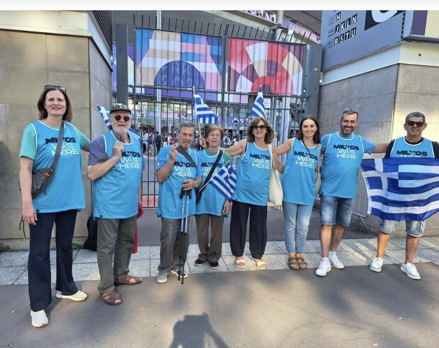 Μίλτος Τεντόγλου: Στο Παρίσι ο παππούς, η γιαγιά και όλη του η οικογένεια με τρομερά μπλουζάκια