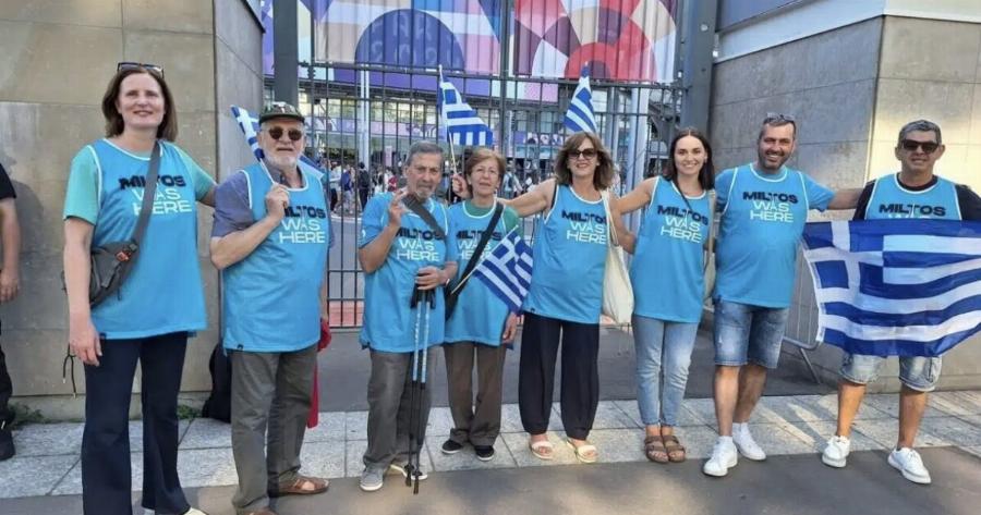 Μίλτος Τεντόγλου: Στο Παρίσι ο παππούς, η γιαγιά και όλη του η οικογένεια με τρομερά μπλουζάκια