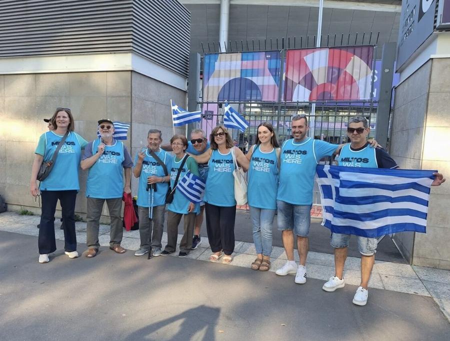 Μίλτος Τεντόγλου: Στο Παρίσι ο παππούς, η γιαγιά και όλη του η οικογένεια με τρομερά μπλουζάκια